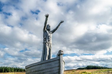 GORTMORE, NORTHERN IRELAND, İngiltere - 18 Eylül 2022: John Darre Sutton tarafından yapılan Manannan Mac Lir Heykeli - İrlanda mitolojisinde denizle ilişkili ve sıklıkla yorumlanan bir savaşçı ve kraldır