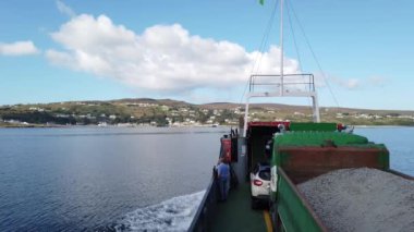 ARRANMORE, İKİ DONEGAL, IRELAND - 31 AĞUSTOS 2022: Burtonport ve Leabgarrow arasındaki kırmızı feribot.