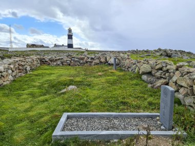 İrlanda Cumhuriyeti Donegal İlçesi, Tory Adası 'ndaki Deniz feneri yakınındaki ormancılar mezarlığı..
