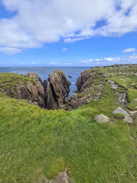アイルランド共和国ドニゴール州トーリー島の灯台近くの崖 — ストック写真