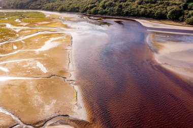 İrlanda 'nın Donegal ilçesindeki Ards Forest Park' taki Tuz Bataklığı 'nın hava görüntüsü..