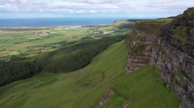 Güzel Binevenagh Dağı Kuzey İrlanda 'da Limavady yakınlarında..