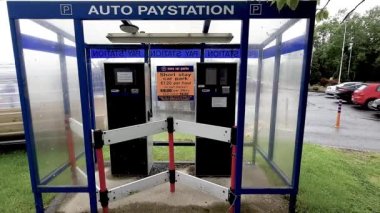 LETTERKENNY, COUNTY DONEGAL, IRELAND - HAZİRAN 09 2022: Letterkenny Üniversite Hastanesi 'ndeki otomatik ödeme istasyonu hizmet dışı.