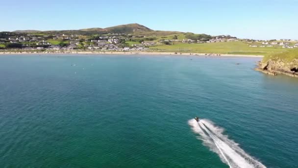 ドニゴール州ダウニングで大西洋を走るスピードボートの空中 アイルランド — ストック動画