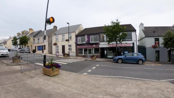 Dungloe County Donegal Ireland August 2022 Cars Passing Main Street — Stock Video