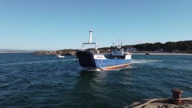 ARRANMORE, İKİ DONEGAL, İRRELAND - 31 Ağustos 2022: mavi feribot Arranmore 'dan ayrılıyor .