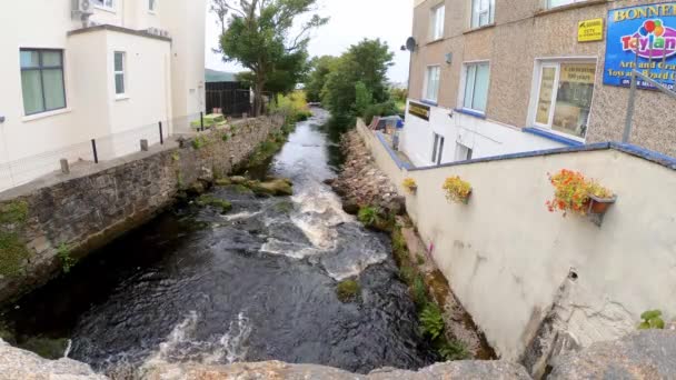 Dungloe County Donegal Irland Sierpnia 2022 Rzeka Dungloe Przepływa Przez — Wideo stockowe