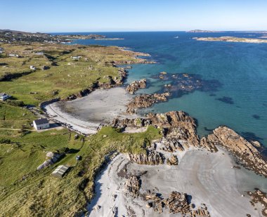 İrlanda Cumhuriyeti 'nin Donegal ilçesindeki Arranmore Adası' ndaki Cloughcorr plajının hava manzarası..