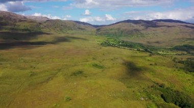 Donegal, İrlanda 'daki The Lake Eske' den Coaghaniworn ve Croaghnageer 'in hava manzarası