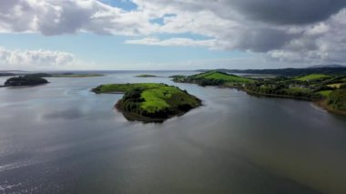 Donegal Town, County Donegal, İrlanda 'daki Ballyboyle Adası' nın hava manzarası.