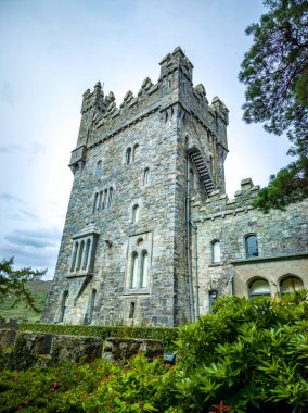 İrlanda 'daki tarihi Glenveagh Kalesi, Donegal.