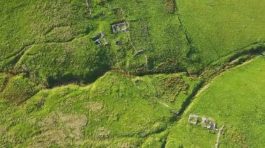 Kuzey İrlanda 'daki Gortmore' da harabelerin ve yuvarlak ağılların hava manzarası.