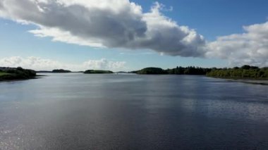 Donegal Town, County Donegal, İrlanda 'daki Ballyboyle Adası' nın hava manzarası.