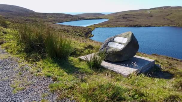 Sign Menjelaskan Bahwa Ini Tambang Lough Arranmore County Donegal Republik — Stok Video