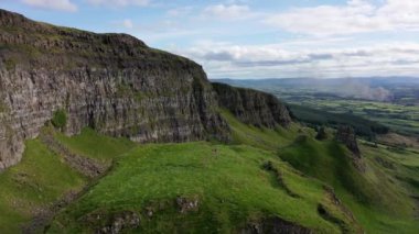 Güzel Binevenagh Dağı Kuzey İrlanda 'da Limavady yakınlarında..