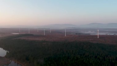 Loughderryduff rüzgar çiftliğinin sisli havadan görünüşü, County Donegal, İrlanda Cumhuriyeti.