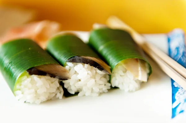 3 sushi și bețe — Fotografie, imagine de stoc