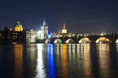 derin gece Charles Köprüsü