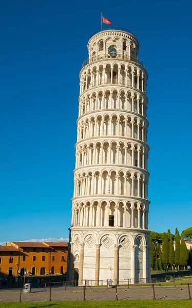 Pisas lutande tornet — Stockfoto