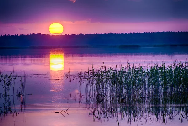 Coucher de soleil sur le lac Kanieris — Photo