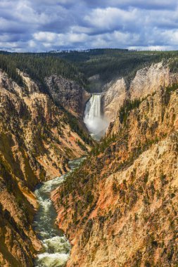 Alt Falls içinde Yellowstone Grand Canyon sanatçı noktasından görülen görüntüleyin. Yellowstone Milli Parkı, Wyoming, ABD