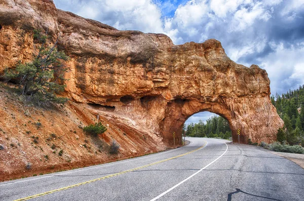 Red Arch Alagút Vezet Bryce Canyon Utah Egyesült Államok — Stock Fotó