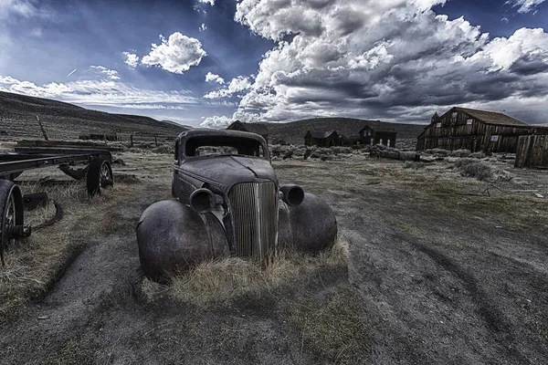 帝一座鬼城古生锈汽车的残骸 博迪是美国国家历史地标 它坐落在加利福尼亚州内华达山脉 单声道县 — 图库照片