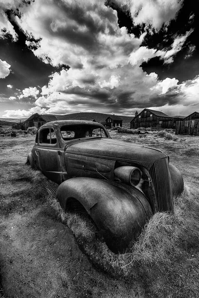 Naufragio Antiguo Coche Oxidado Una Ciudad Fantasma Bodie Bodie Monumento — Foto de Stock