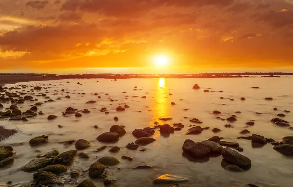 Beau Coucher Soleil Sur Mer Avec Nombreux Rochers Apparaissant Eau — Photo