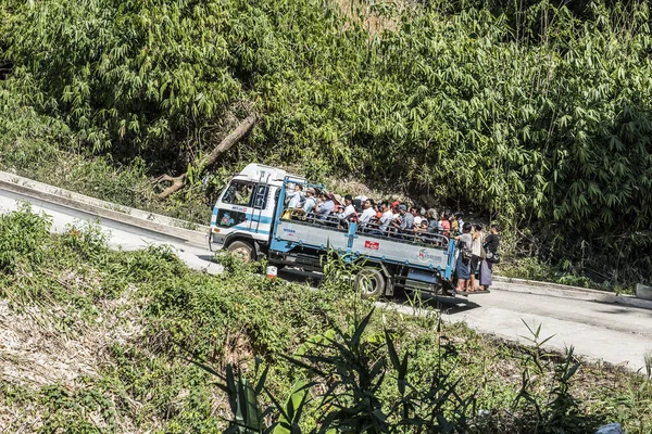 Kyaiktiyo Mianmar Janeiro 2016 Caminhão Completamente Cheio Transportando Peregrinos Budistas — Fotografia de Stock