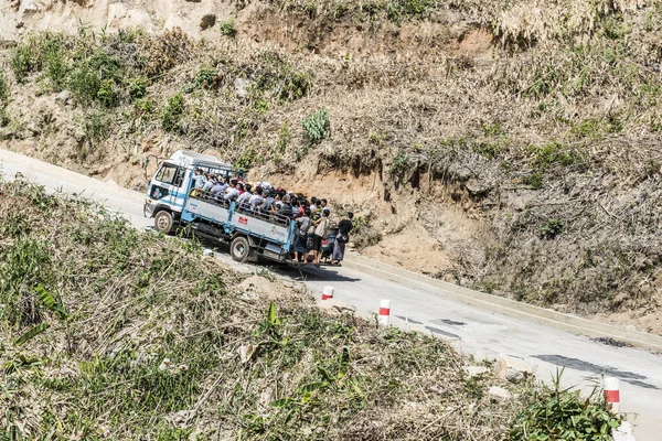 Kyaiktiyo Myanmar January 2016 Completly Full Truck Transporting Buddhist Pilgrims — Stock Photo, Image