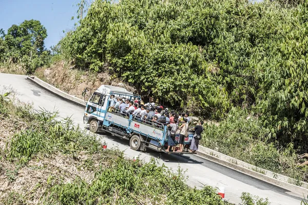 Kyaiktiyo Mianmar Janeiro 2016 Caminhão Completamente Cheio Transportando Peregrinos Budistas — Fotografia de Stock