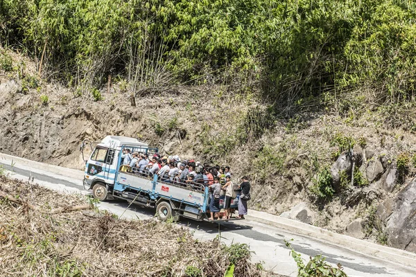 Kyaiktiyo Mianmar Janeiro 2016 Caminhão Completamente Cheio Transportando Peregrinos Budistas — Fotografia de Stock