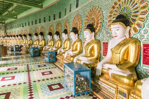 Сагаинг Мянмар Января 2016 Ряд Золотых Статуй Будды Предлагая Коробки — стоковое фото