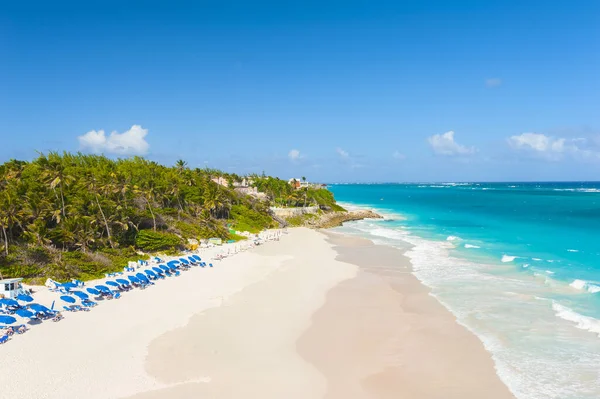 クレーン ビーチは カリブ海のバルバドス島で最も美しいビーチの一つです それは ターコイズ ブルーの海の上にぶら下がってヤシの木と熱帯の楽園 — Stock fotografie