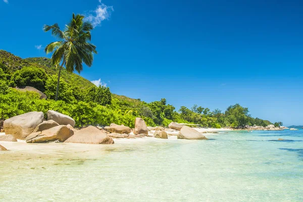 Strand Van Anse Takamaka Gezien Vanaf Granieten Rotsen Eiland Digue — Stockfoto