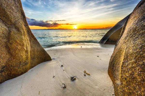 Schön Geformte Granitblöcke Und Ein Dramatischer Sonnenuntergang Strand Von Anse — Stockfoto