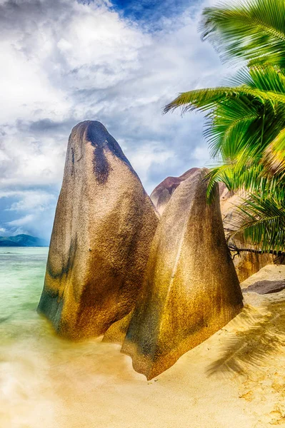 Beautifully Shaped Granite Boulders Reflecting Water Anse Source Argent Beach — Stock Photo, Image