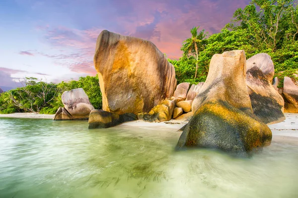 Belas Pedras Granito Forma Pôr Sol Dramático Praia Anse Source — Fotografia de Stock
