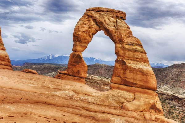 Arkadaki dramatik bir fırtınalı gökyüzü ile hassas bir kemer geç akşam fotoğraf. Arches National Park, Utah - ABD 