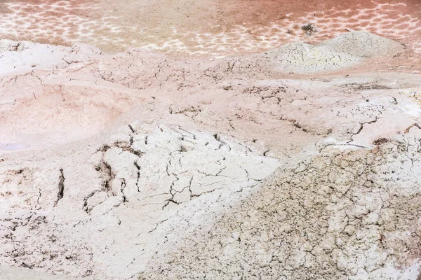 在美国怀俄明州耶洛斯通国家公园的地热区的泥巴 沸腾的泥浆周围的区域是五颜六色的 裂开了 — 图库照片