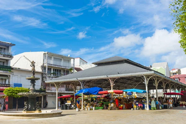 POINTE A PITRE, GuadelOUPE - NOVEMBER 11, 2015: Merkezi Pazar (ayrıca Baharat Pazarı veya Sainte-Antoine olarak da bilinir), 1874 yılından bu yana Pointe-a-Pitre şehrinde yer alan ünlü bir yapıdır. Fransız Karayip denizaşırı departmanı Guadeloupe. 