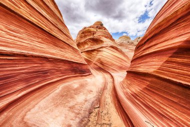 Dalga, Coyote Buttes North 'taki taşlaşmış kum tepecikleri şeklinde müthiş canlı bir girdaptır. Paria Canyon-Vermilion Cliffs Wilderness, Arizona 'da görülebilir. ABD