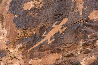Antik Fremont halkı tarafından yapılan kertenkele kaya sanatı (petroglifler) - yerli Amerikalılar - Utah, ABD 'deki Dinozor Ulusal Anıtı' nda yürüyüş yaparken görüldü.