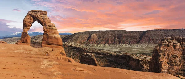 Dramático Panorama Atardecer Delicado Arco Con Montañas Nevadas Parte Posterior — Foto de Stock