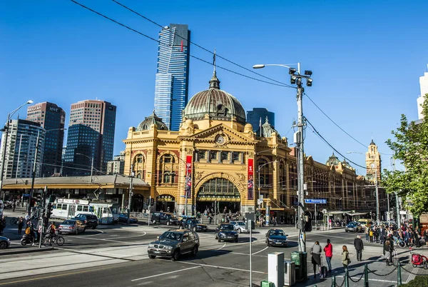 Melbourne Australya Ekim 2013 Sabahleyin Flinders Caddesi Stasyonu Önünde Yoğun — Stok fotoğraf