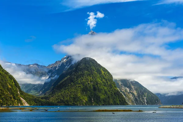 Der Berühmte Mitre Peak Erhebt Sich Bei Ebbe Aus Wolken — Stockfoto