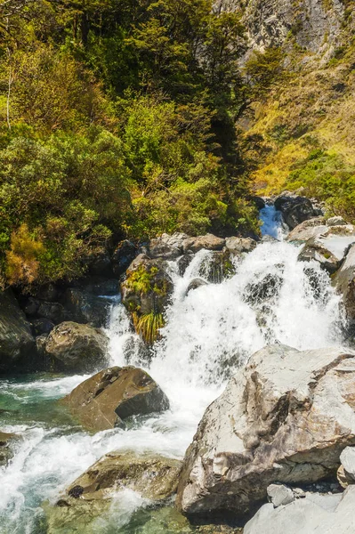 Bellissimo Torrente Turchese Con Cime Innevate Vicino All Autostrada Milford — Foto Stock