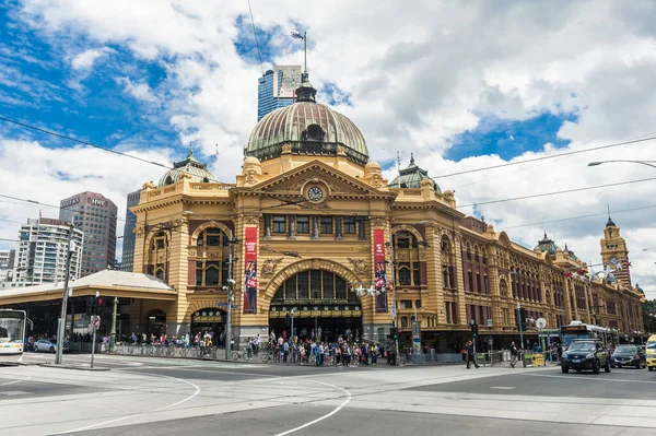 2013 Flinders Street Station 앞에서 아침에 멜버른에서 기차역인 건물은 1909 — 스톡 사진