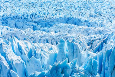 Perito Moreno buzulunun eski bir turkuaz buzunun detayları. Los Glaciares Ulusal Parkı, Arjantin